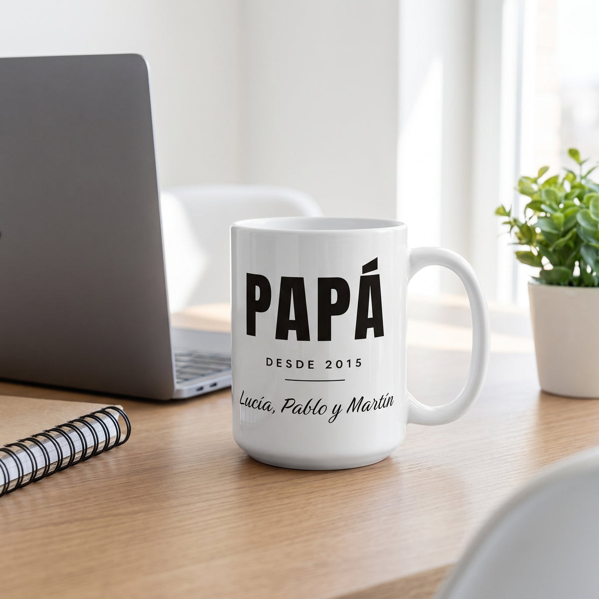 Taza «Papá desde» en un escritorio con luz de día