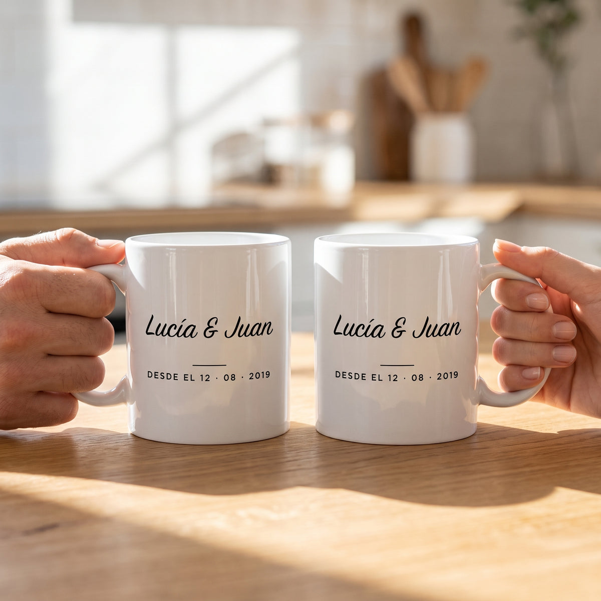 Dos tazas de pareja personalizadas con los nombres y la fecha
