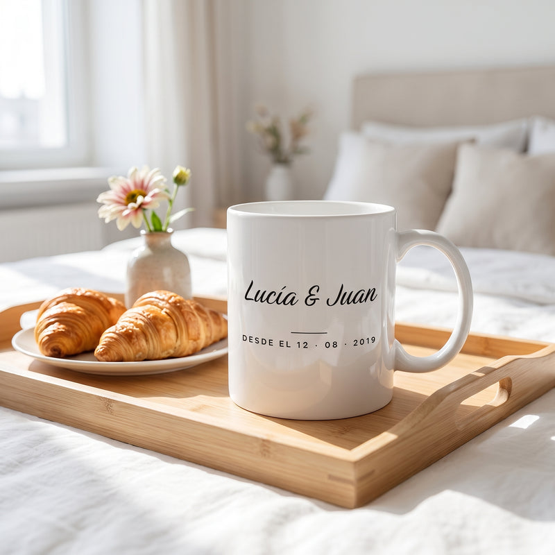 Taza para parejas con los nombres y la fecha en una bandeja de desayuno