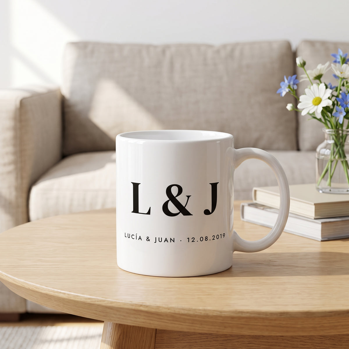 Taza de pareja con iniciales sobre la mesa del salón
