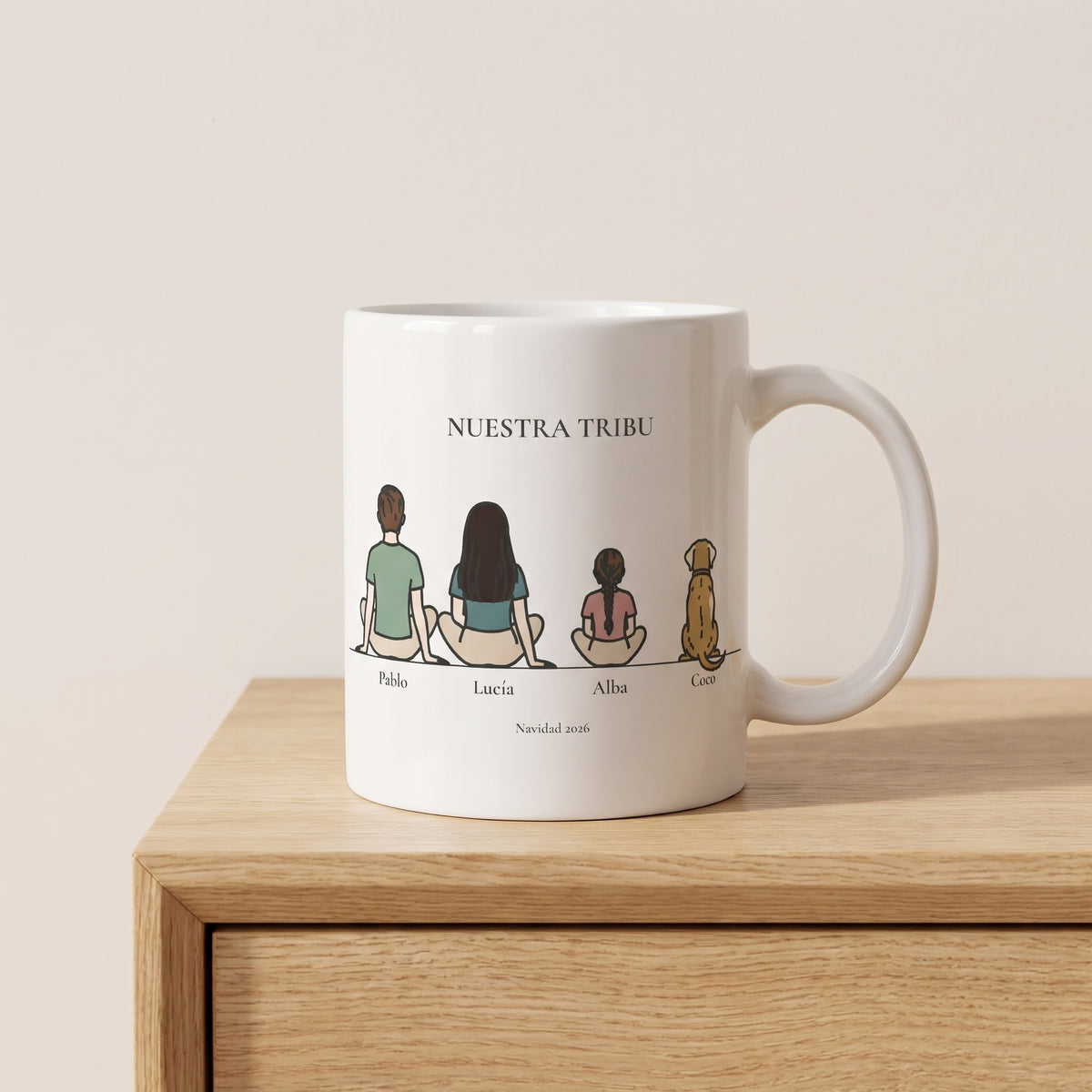 Taza «Nuestra tribu» con la familia de espaldas y sus nombres