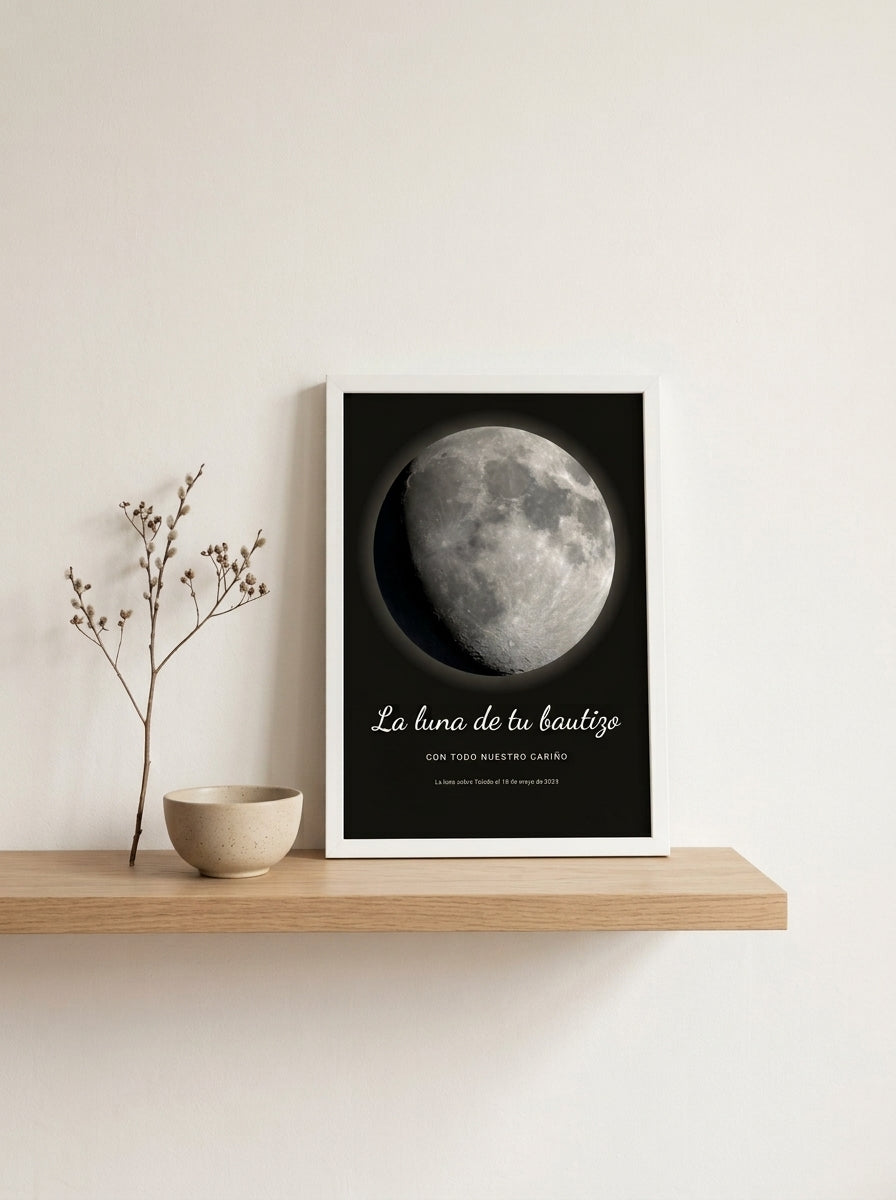 Cuadro fase lunar personalizado de bautizo apoyado en una balda de roble junto a una rama seca