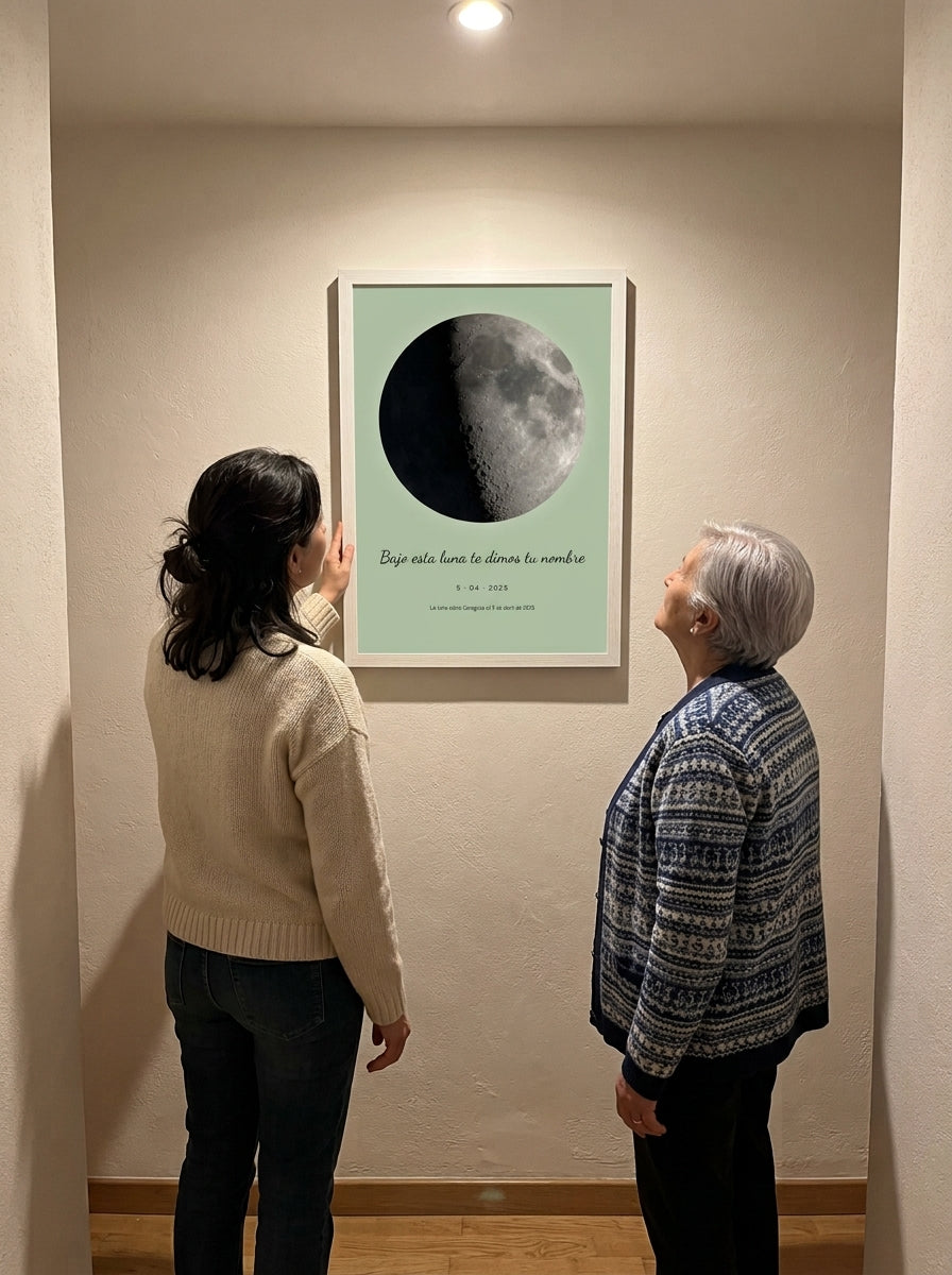 Los padrinos mirando el cuadro fase lunar personalizado de bautizo recién colgado