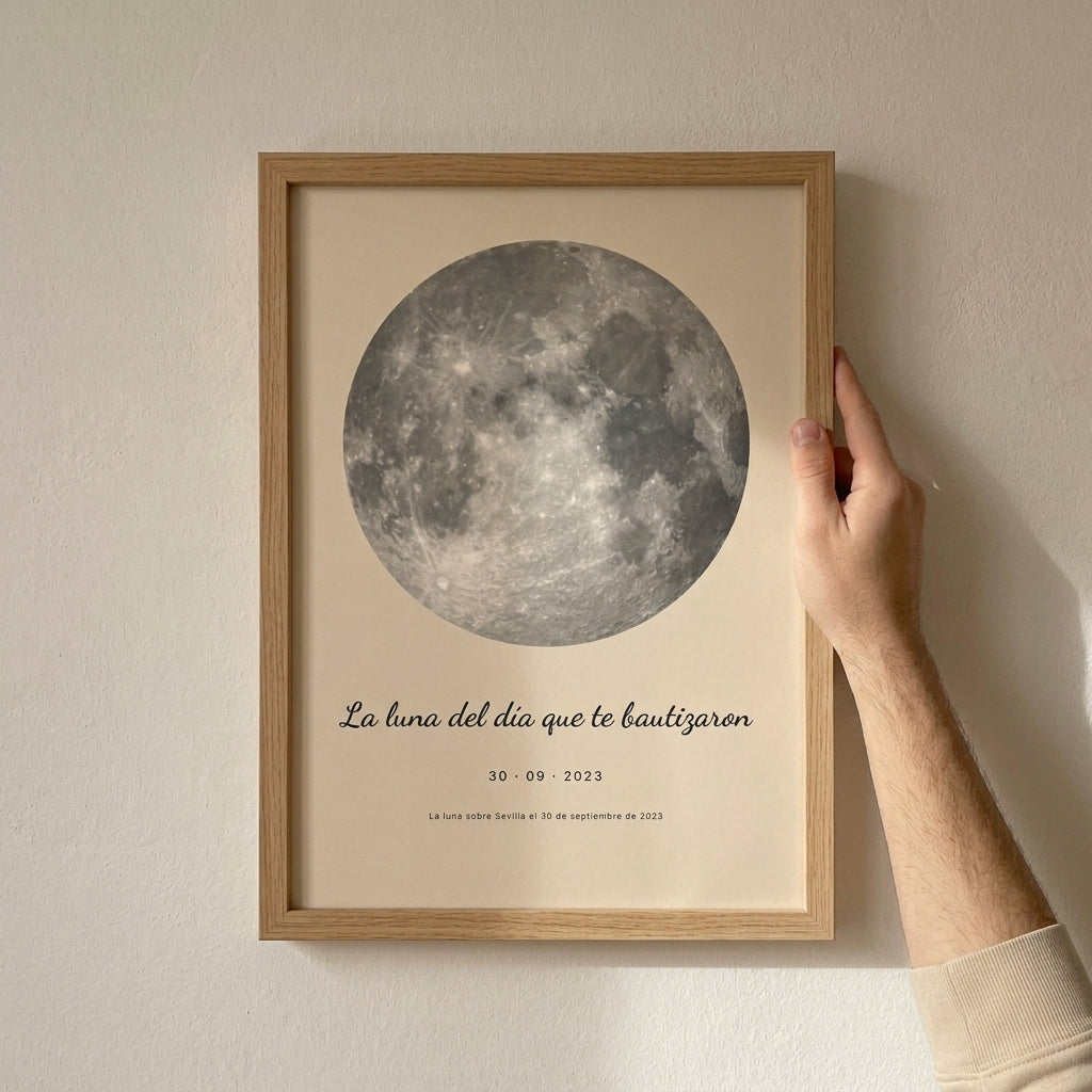 Enderezando el cuadro fase lunar personalizado de bautizo recién colgado en la pared
