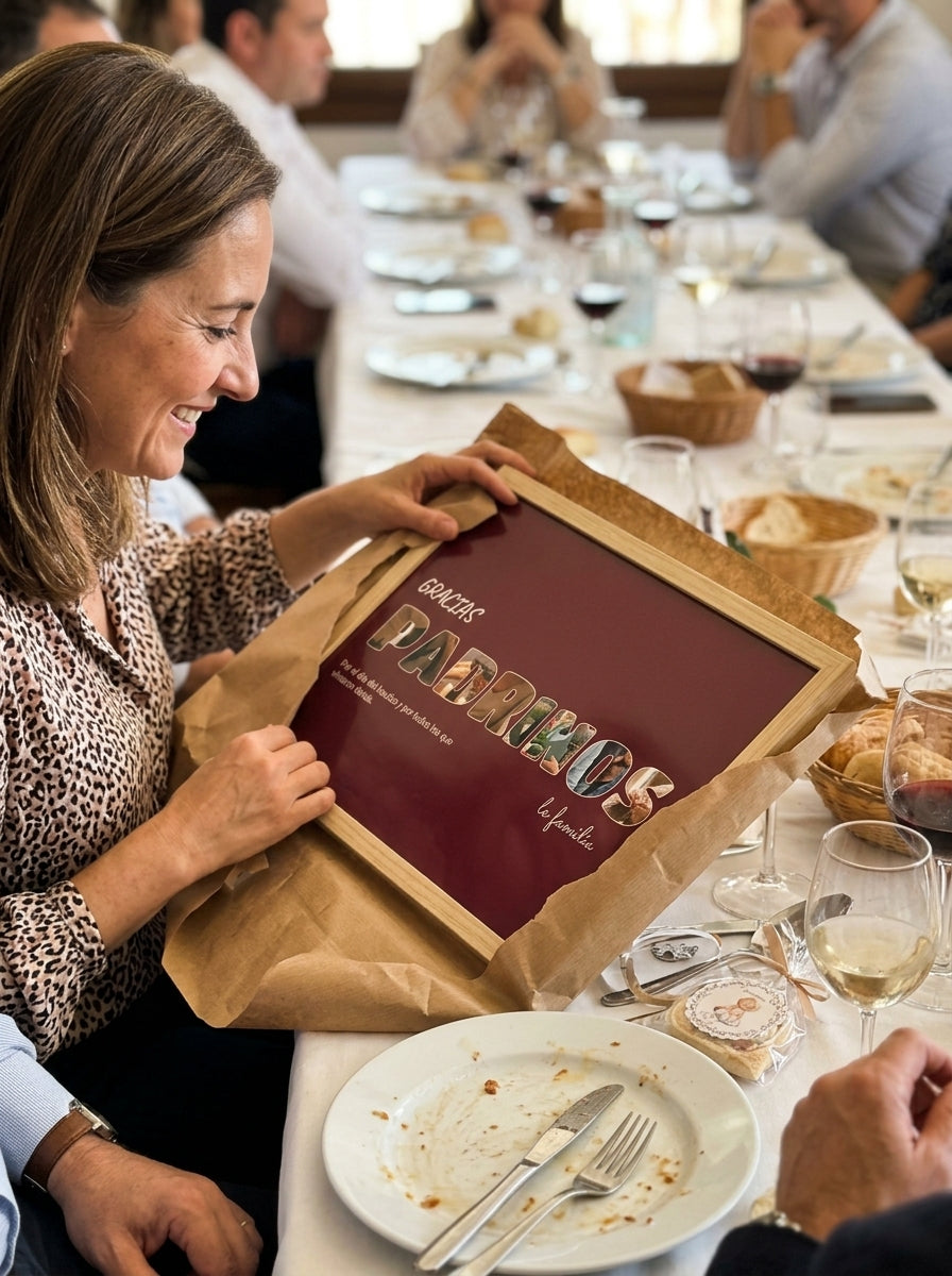 Abriendo el regalo del cuadro letras con fotos personalizado de bautizo en una comida familiar