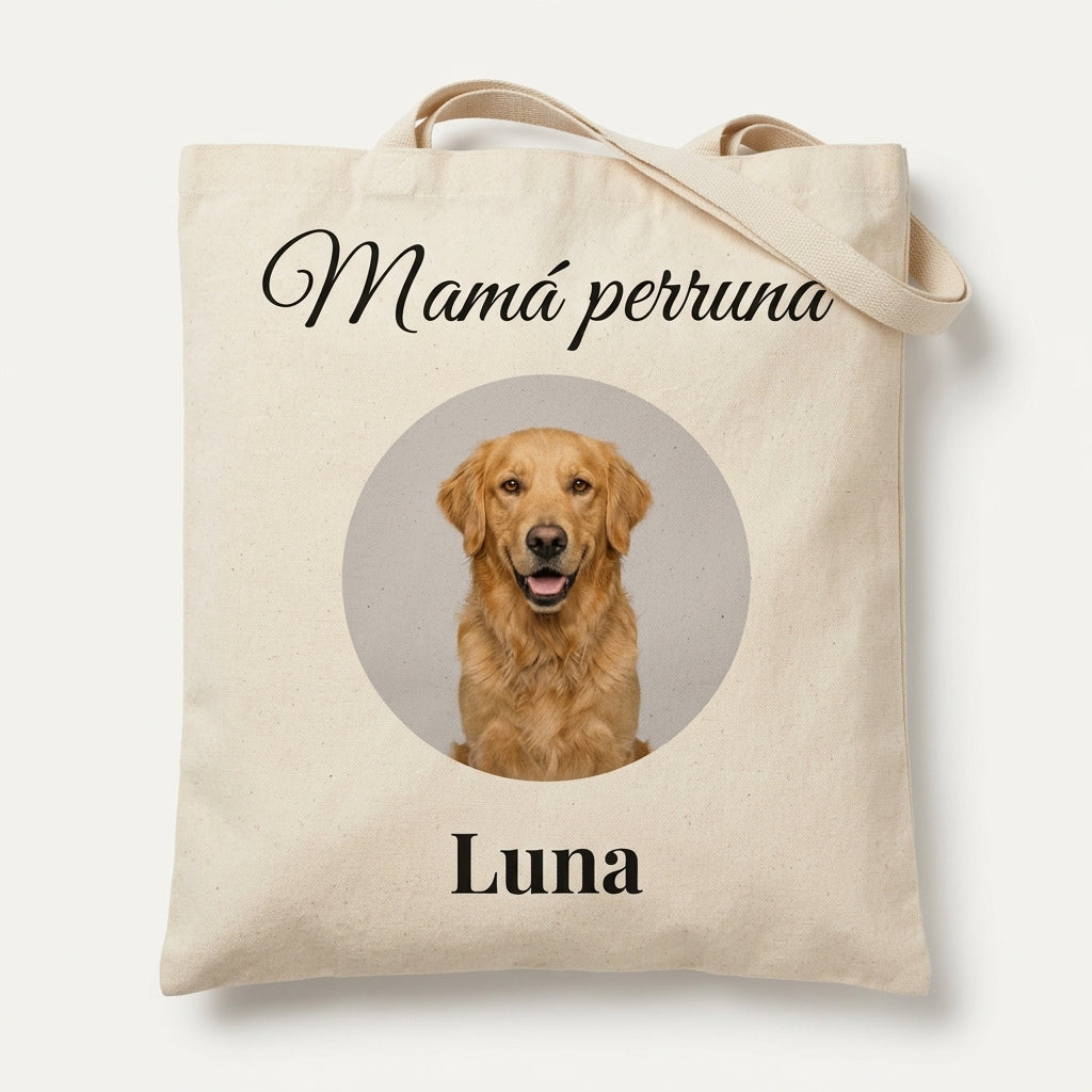 Tote bag personalizada de mascota con «Mamá perruna», foto de estudio sobre fondo neutro