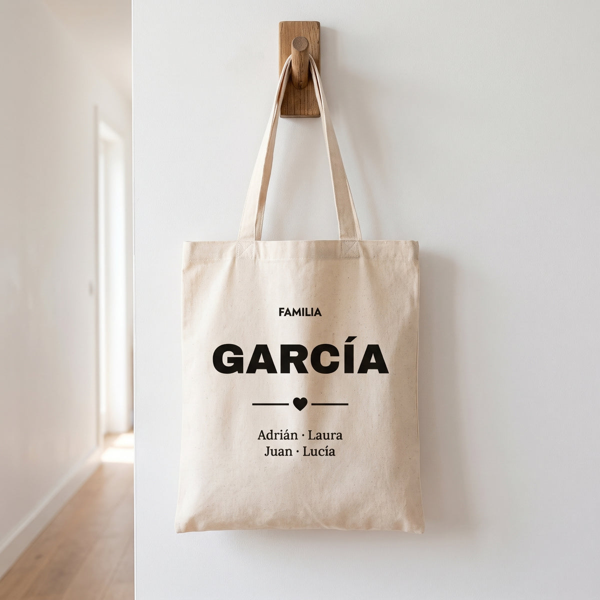 Tote bag familiar personalizada colgada en la pared