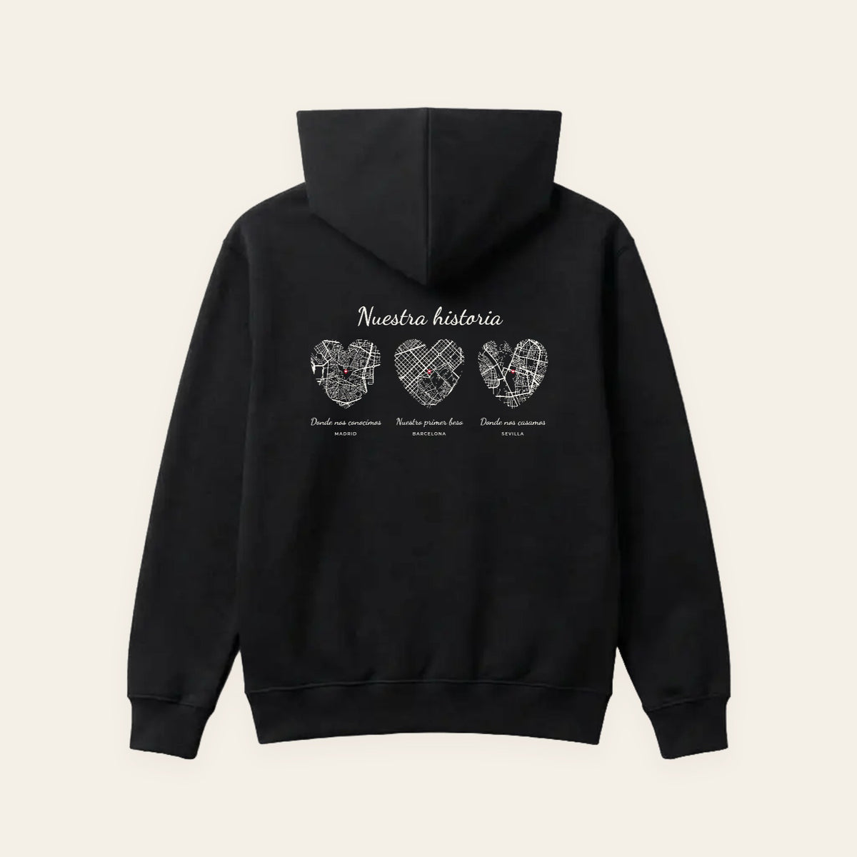 Sudadera con capucha negra personalizada con tres mapas en corazón: Madrid, Barcelona y Sevilla, estampado en la espalda