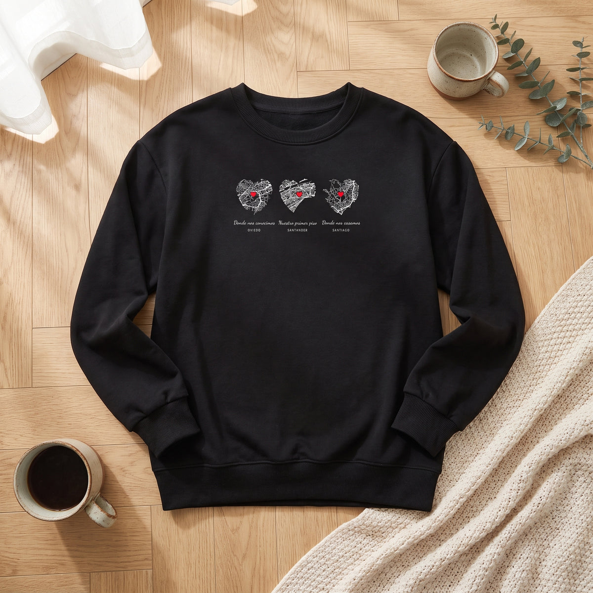 Sudadera negra personalizada con tres mapas en corazón: Oviedo, Santander y Santiago, vista de plano