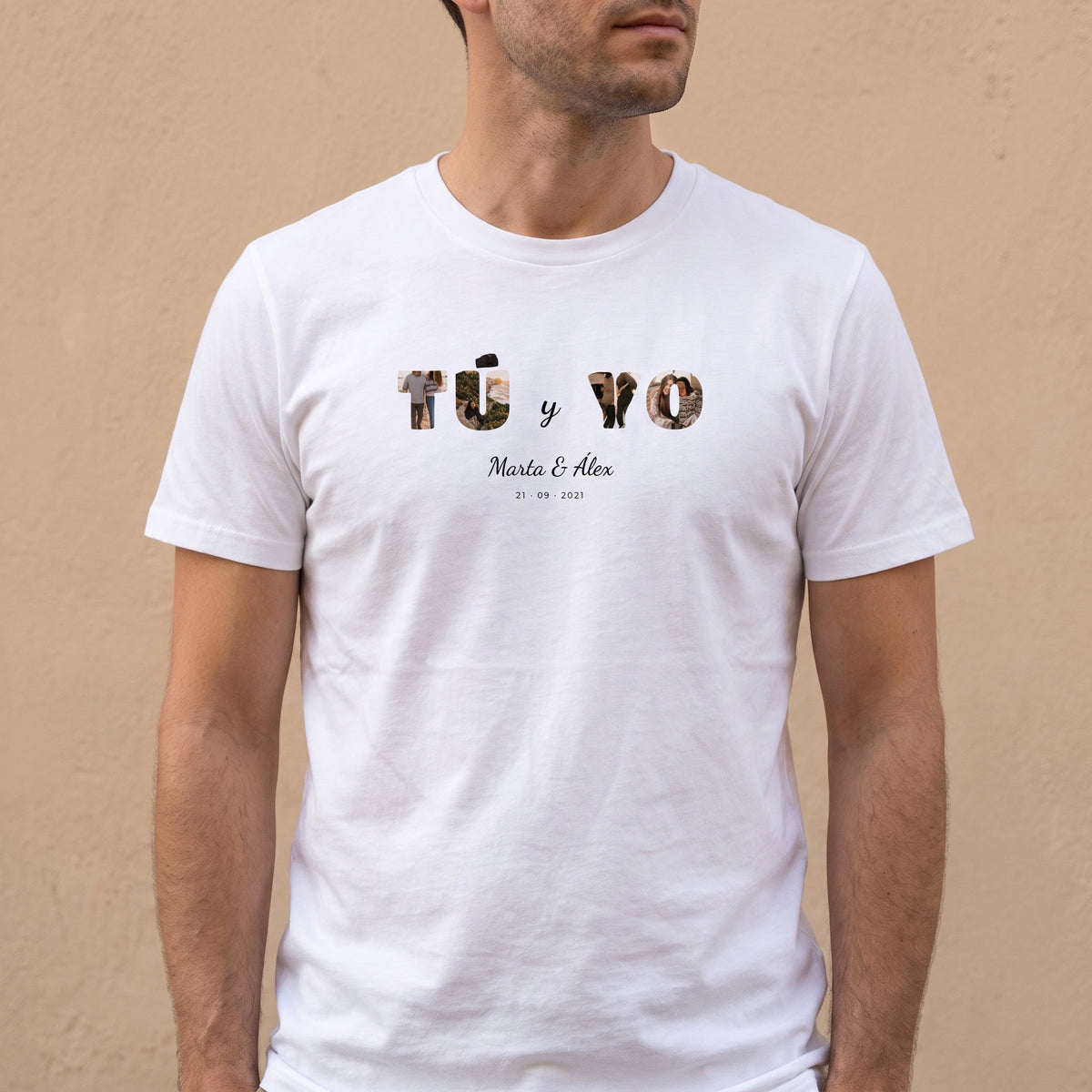 Hombre con la camiseta blanca personalizada con «TÚ y YO» con las letras rellenas de fotos y los nombres Marta & Álex estampado en el pecho