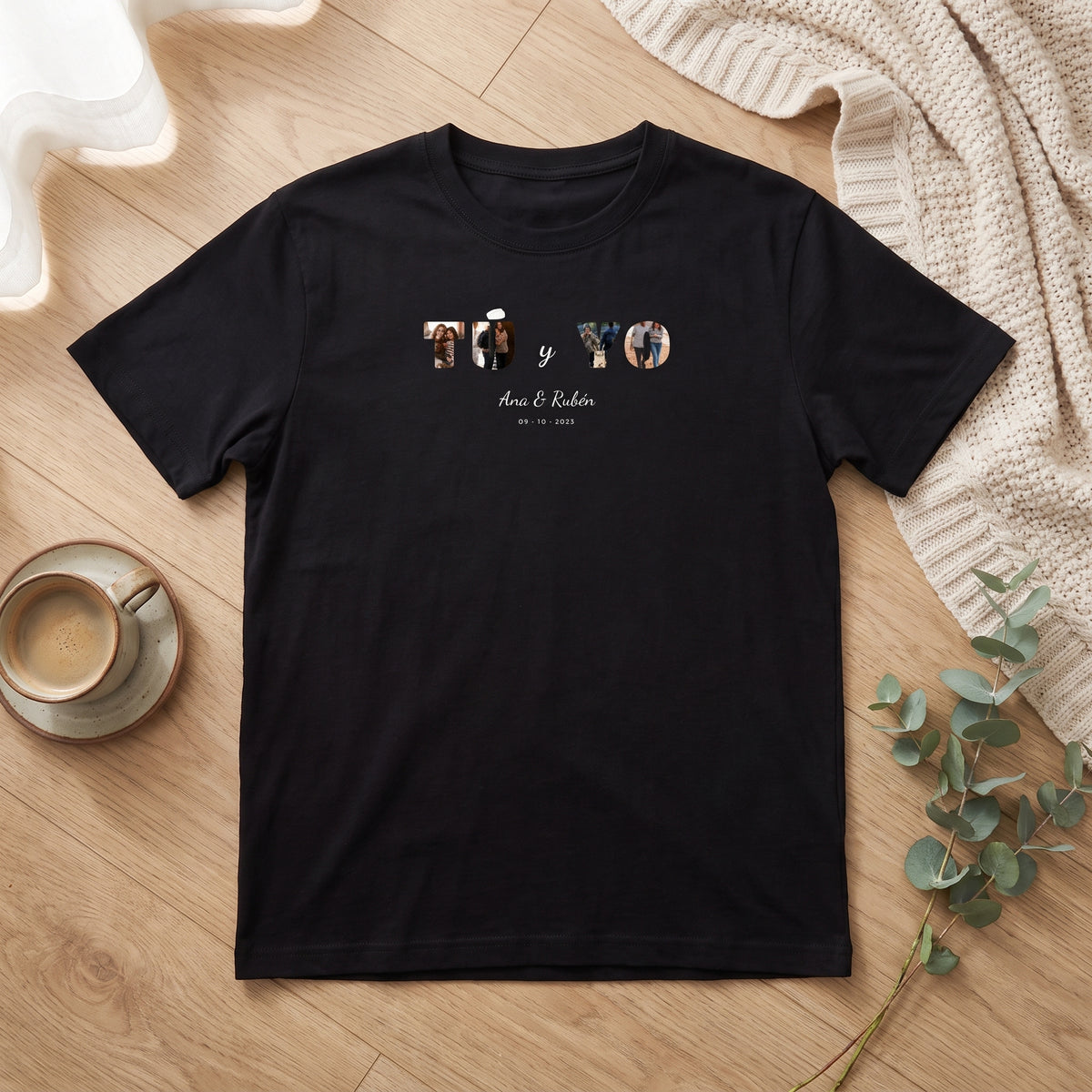 Camiseta negra personalizada con «TÚ y YO» con las letras rellenas de fotos y los nombres Ana & Rubén, vista de plano