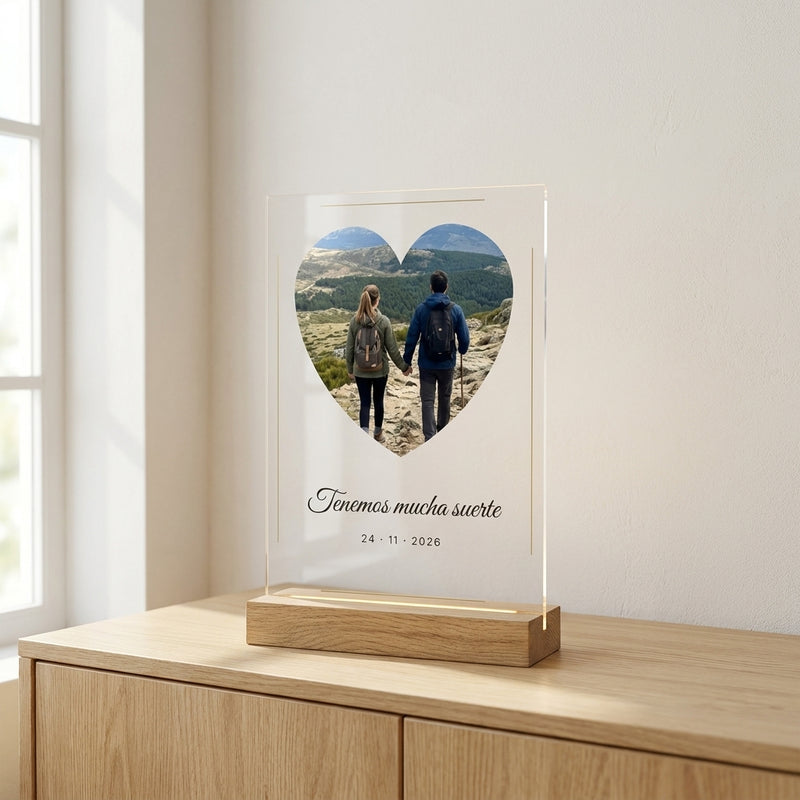 Placa de metacrilato personalizada con una foto y dedicatoria, sobre un aparador de roble en una habitación luminosa, con su base de madera con luz