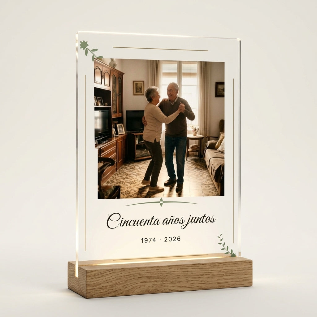Placa de metacrilato personalizada con una foto y dedicatoria sobre su base de luz, foto de estudio sobre fondo neutro