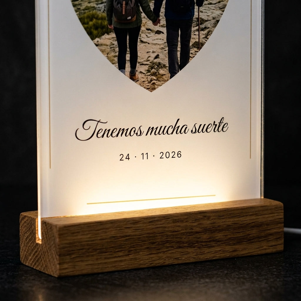 Detalle de la base de madera con luz LED de la placa de metacrilato personalizada con una foto y dedicatoria