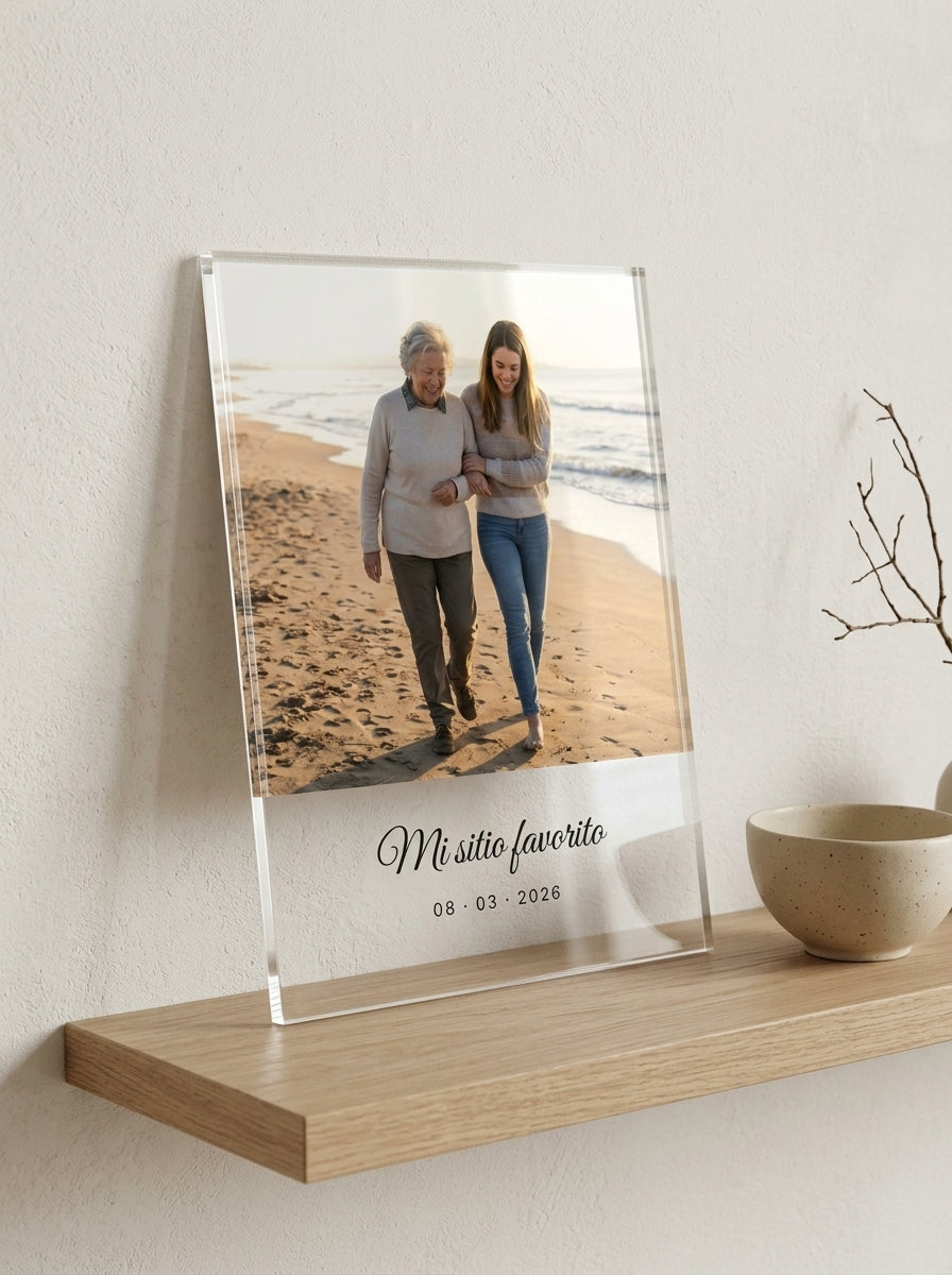 Placa de metacrilato personalizada con una foto y dedicatoria apoyada en una balda de roble junto a una rama seca