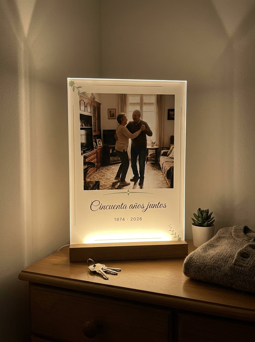 Placa de metacrilato personalizada con una foto y dedicatoria encendida de noche sobre una cómoda