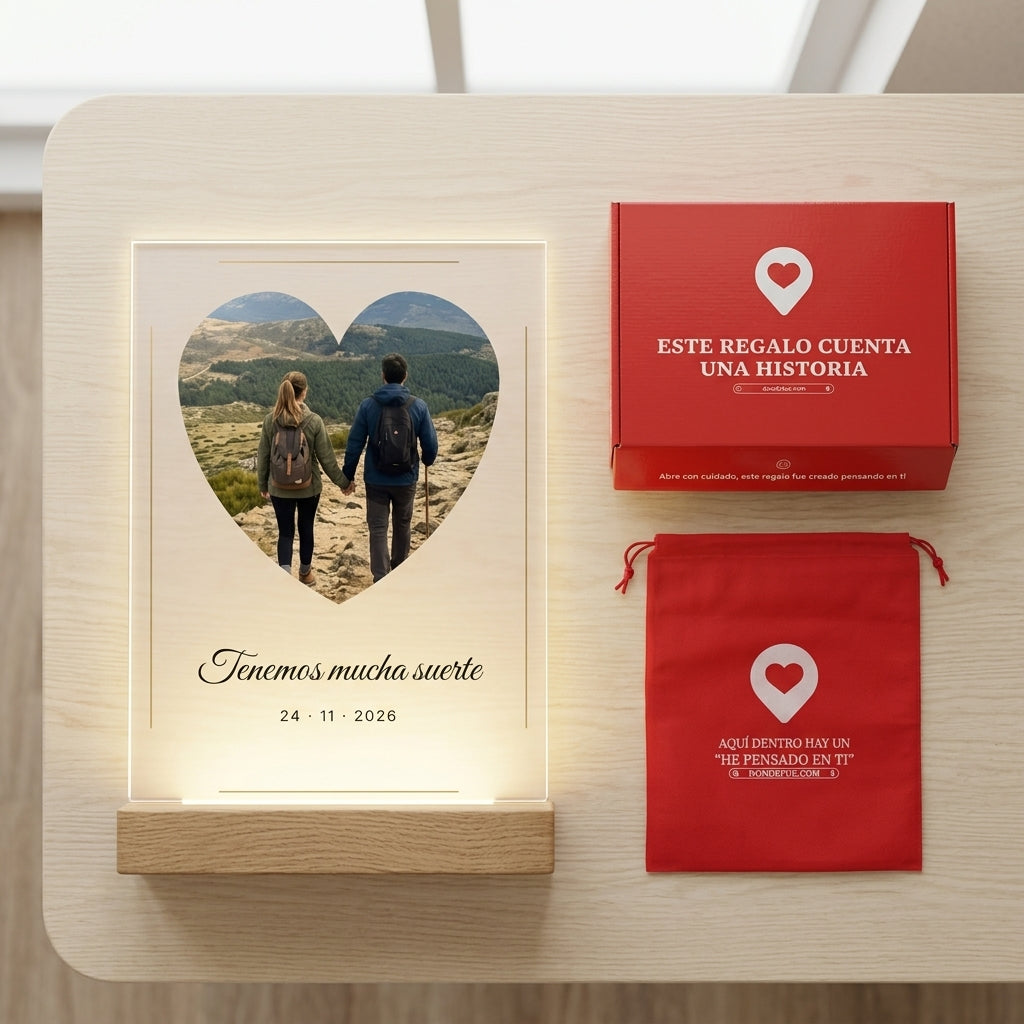 Placa de metacrilato personalizada con una foto y dedicatoria junto a la caja y la bolsa de regalo de Donde Fue
