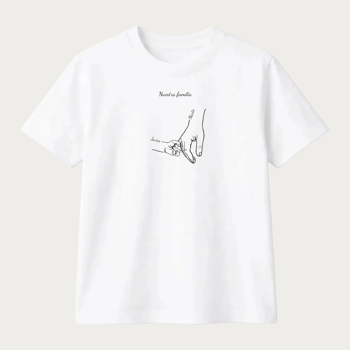Camiseta blanca personalizada con dos manos de la familia dibujadas a línea y los nombres de madre e hijo