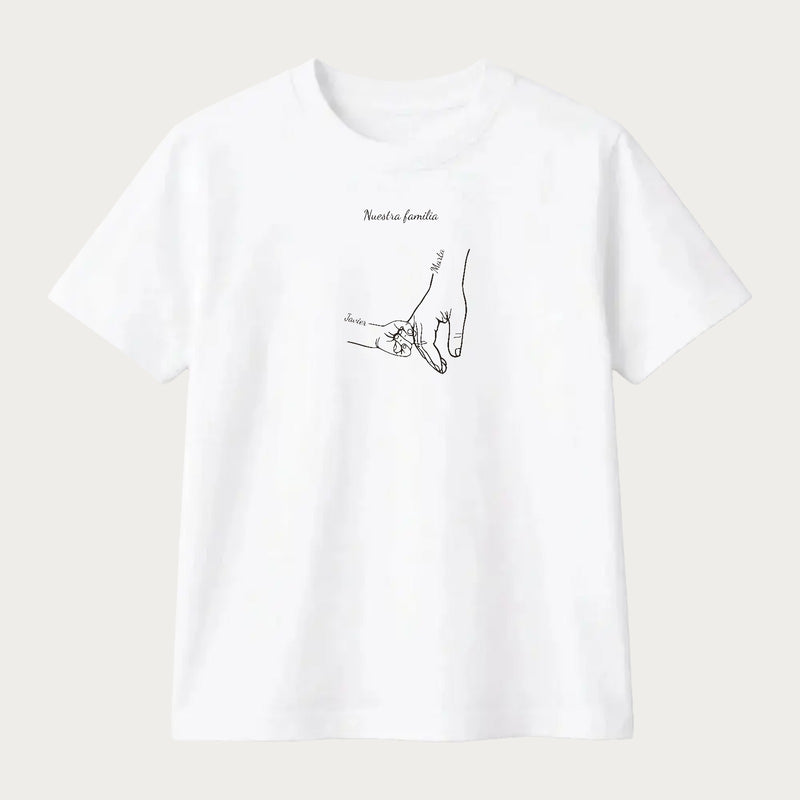 Camiseta blanca personalizada con dos manos de la familia dibujadas a línea y los nombres de madre e hijo