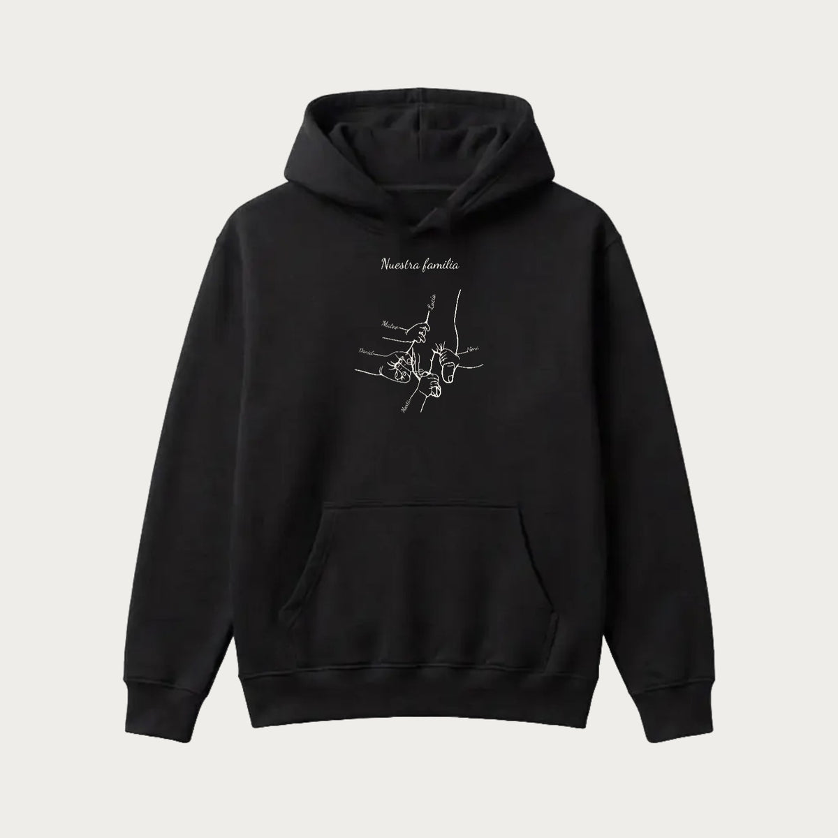 Sudadera con capucha negra con cinco manos de la familia en tinta crema y el nombre de cada uno