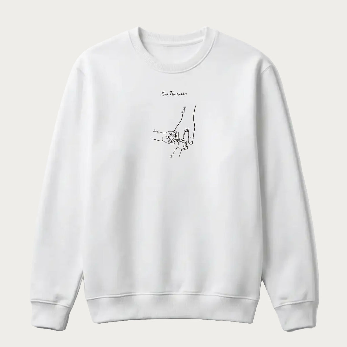 Sudadera blanca con tres manos de la familia dibujadas a línea y el apellido bajo el dibujo